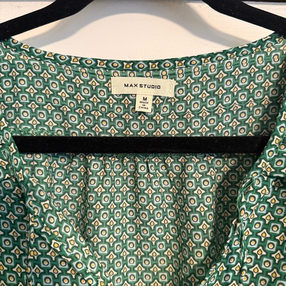 ☀️ Max Studio Green Patterned Ruffle Detail Blouse - Picture 2 of 6